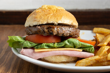 hamburguesa con tomate lechuga jamon y queso