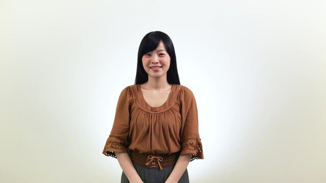 【手話】（女性）「こんにちは」