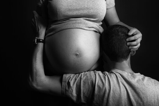 joli ventre de femme enceinte avec futur papa