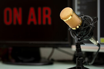 Micrófono profesional en mesa de trabajo para transmisión de Podcast o locución de radio