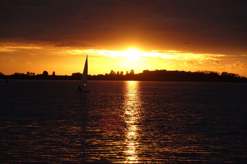 Naklejka premium Segelboot auf dem Veerse Meer, Zeeland, abends