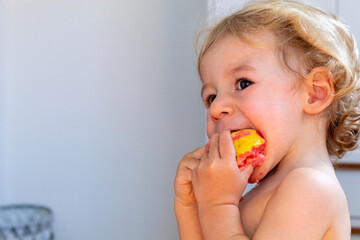 BEBÊ DE 1 ANO COMENDO GOIABA. CRIANÇA COMENDO GOIABA.