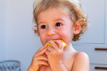 BEBÊ DE 1 ANO COMENDO GOIABA. CRIANÇA COMENDO GOIABA.