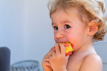 BEBÊ DE 1 ANO COMENDO GOIABA. CRIANÇA COMENDO GOIABA.