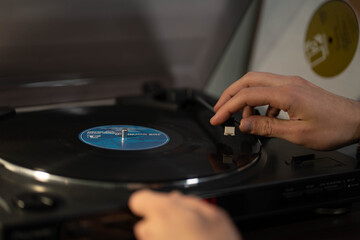 manual placement of turntable head on vinyl