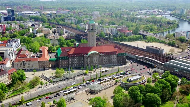 Das Rathaus Spandau in Berlin aus der Vogelperspektive 