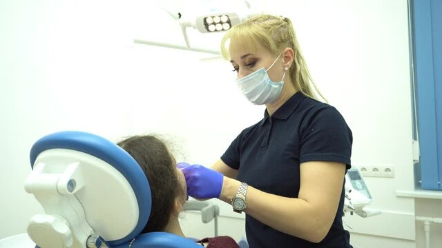 4K dentist treat teeth to a patient