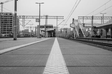 czarno białe zdjęcie dworca kolejowego