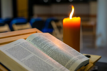 pismo święte obok świecy
