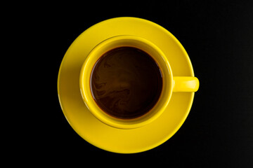 kolorowe zdjęcie żółtego kubka z kawą z góry - obrazy, fototapety, plakaty