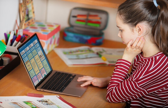 Ein M&auml;dchen macht w&auml;hrend der Coronakrise Schularbeiten zuhause am 13.01.2020