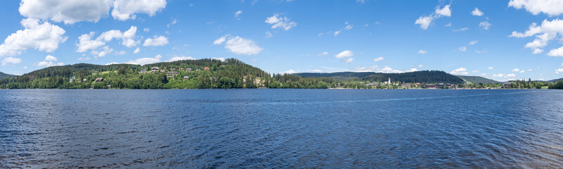 Panorama Blick über den Titisee im Schwarzwald, Deutschland, vom Ostufer auf den Ort Titisee und einen Teil des Westufers 