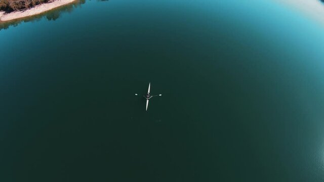 plan kayak sport sur un lac eau claire en vue drone fpv au ralenti &agrave; 60 fps avec mouvement de pagaie lent 