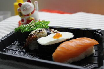 nigiri sushi 
maneki neko 