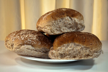 Multigrain brown rolls with malted wheat flakes, malted barley flour and jumbo oats, Source of fibre, Soya and palm oil free, Vegetarian friendly. 