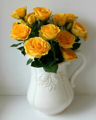 Fototapeta na wymiar bouquet of roses in a vase