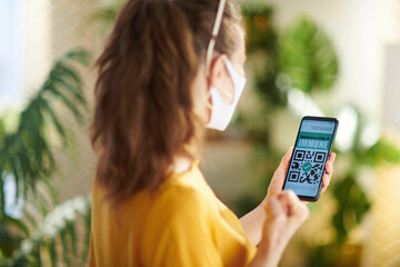 Seen from behind woman in sunny day