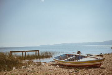 Obraz premium Fishing boat among the herbs of Lake Titicaca