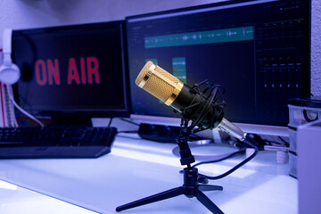 Micrófono profesional en mesa de trabajo para transmisión de Podcast o locución de radio
