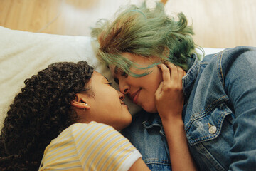 retrato de joven lesbiana mira a su novia cerca y acaricia su rostro  