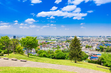 青空が広がる郊外の住宅地