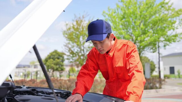 自動車のボンネットを開ける男性　自動車整備士