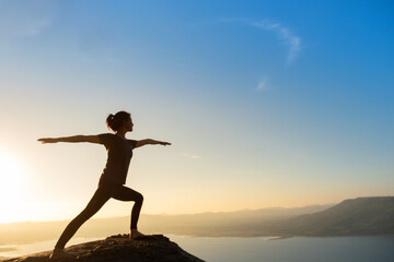 Fototapeta na wymiar woman doing yoga on the mountain
