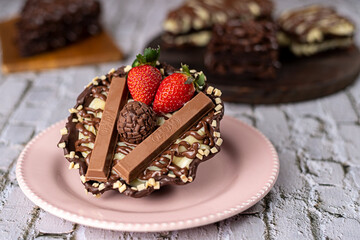 Dessert - Chocolate basket with brigadeiro, strawberry