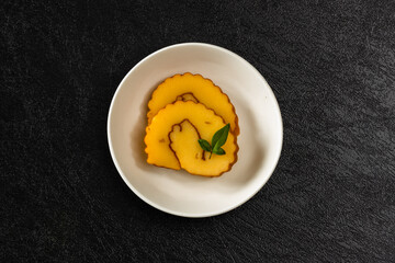 伊達巻　Datemaki (fried egg roll)