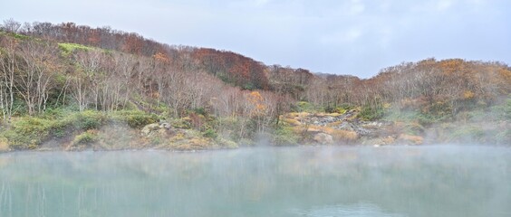 霧雨に煙る地獄沼の紅葉と湧き出す温泉の情景＠酸ヶ湯、青森