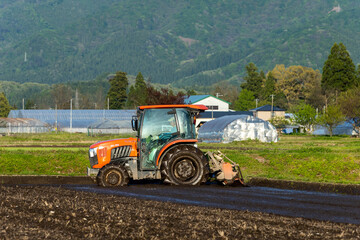 トラクターでの代掻き作業（田掻き）　農業　水田　稲　農家