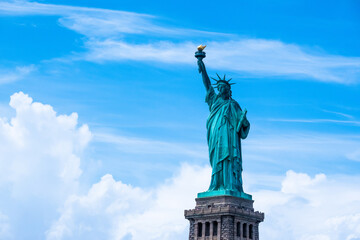 Obraz premium The Statue of Liberty in New York City, Statue of Liberty on the background of colorful dawn sky,