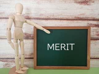 黒板消しMERITの単語と人形