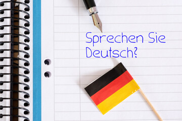 Flagge von Deutschland, Schulheft und Frage Sprechen Sie Deutsch