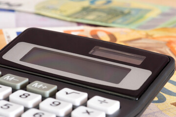 Euro Geld und ein Taschenrechner