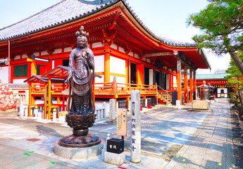 京都、六波羅蜜寺の境内 - obrazy, fototapety, plakaty