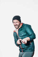 Senior Jogger mit Dreitagebart und Beanie albert rum