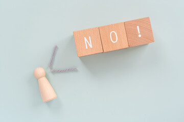 拒否、否定、ノー｜「NO!」と書かれた積み木と人型のオブジェ