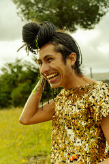 Retrato de mujer transgénero sonriendo en el campo bajo la luz del sol 