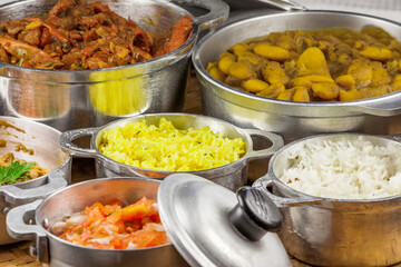 Plats cuisinés dans petites marmites créoles 