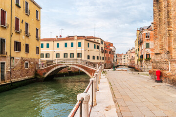 Fototapeta na wymiar Venice, Italy. Picturesque Vinican landscape with old Italian houses and a bridge over the canal.