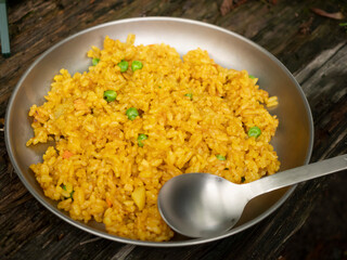 山やキャンプで調理するアウトドアごはん・山ごはん【ドライカレー】