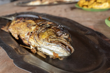 Poisson grillé au feu de bois