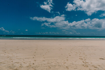 Fototapeta na wymiar Ciel sur plage déserte aux Comores