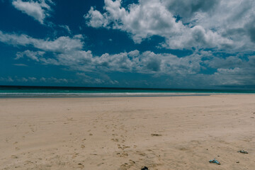 Ciel sur plage déserte aux Comores