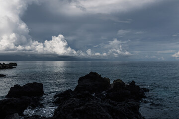 Nuages dans ciel chargé sur l'océan indien