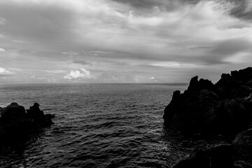 Ciel chargé sur la mer en noir et blanc
