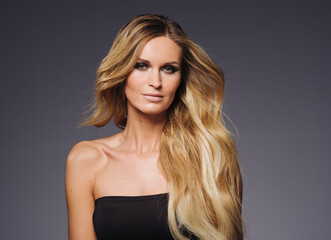 Naklejka premium Beautiful woman withblonde hairstyle beauty over dark background