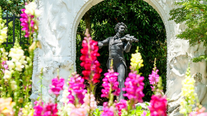 キンギョソウとヨハンシュトラウス像