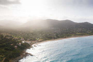 Vue aérienne de la plage du Pero de Cargèse (Carghjese) au lever du Soleil et des montagnes derrière, en Corse - Corsica drone